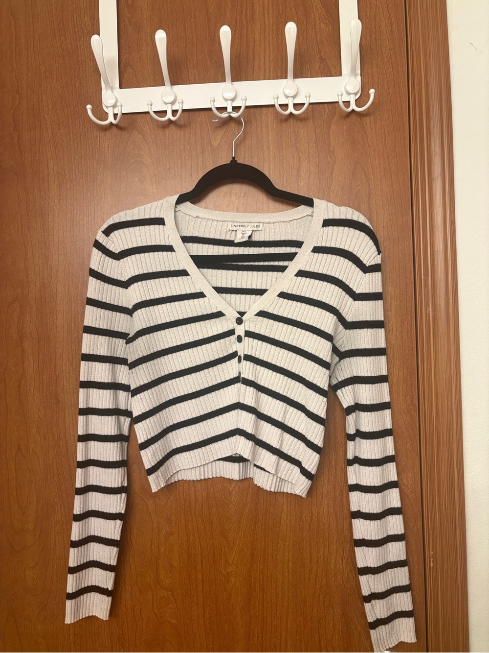 Long sleeve black and white top